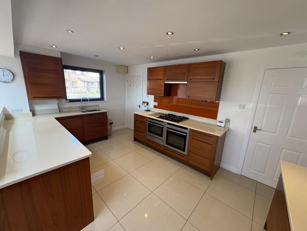 Property photo 3 of 12 Kitchen