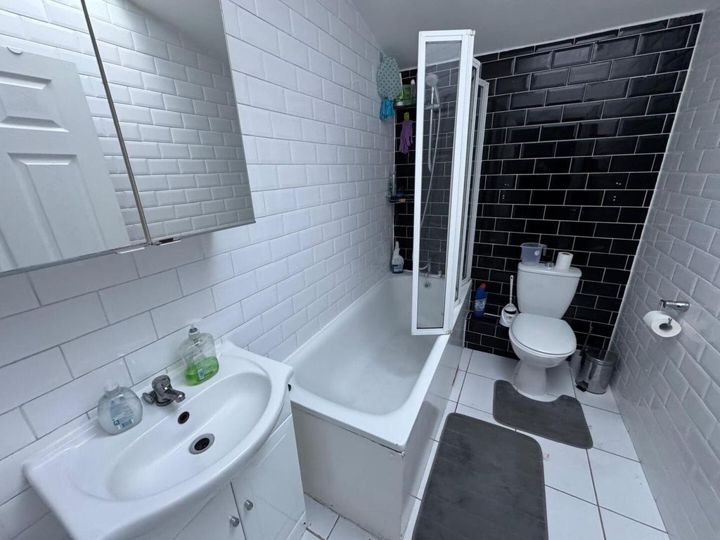 Property photo 3 of 4 Bathroom