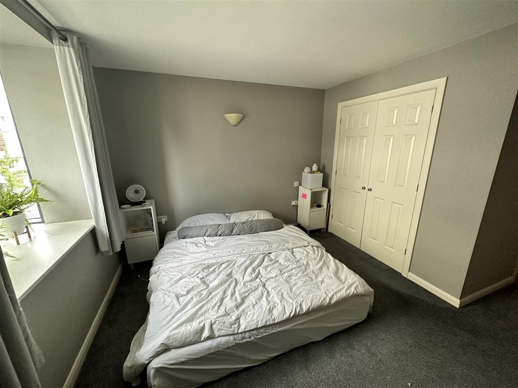 Property photo 2 of 20 Bright Double Bedroom With Ample Built-In Storage...