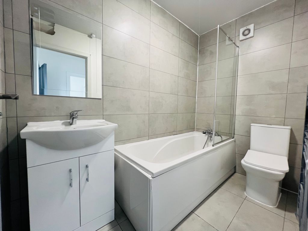 Property photo 3 of 17 Bathroom