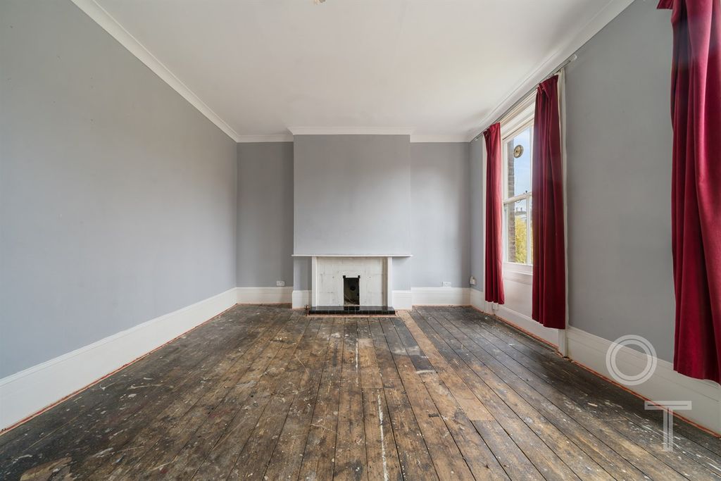 Property photo 3 of 12 Reception