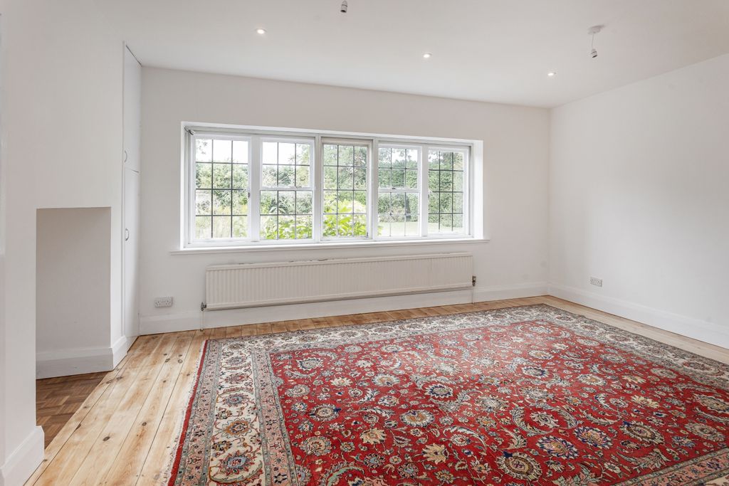 Property photo 3 of 27 32 Davenant Road 0038