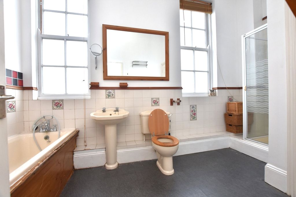 Property photo 3 of 17 Bathroom