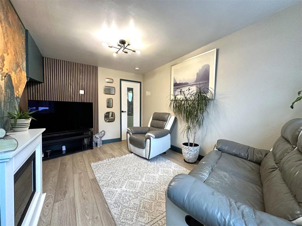 Property photo 2 of 17 Lovely Living Room 292