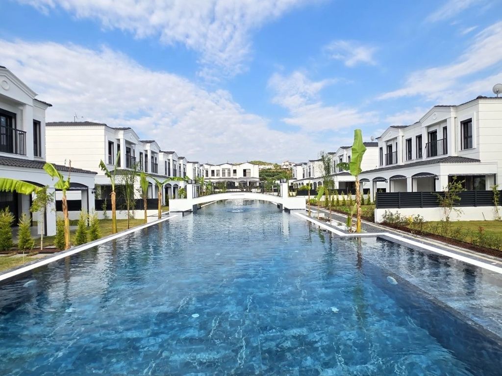 Property photo 2 of 24 Key-Ready Villas For Sale In Kusadasi - Communal Swimming Pool