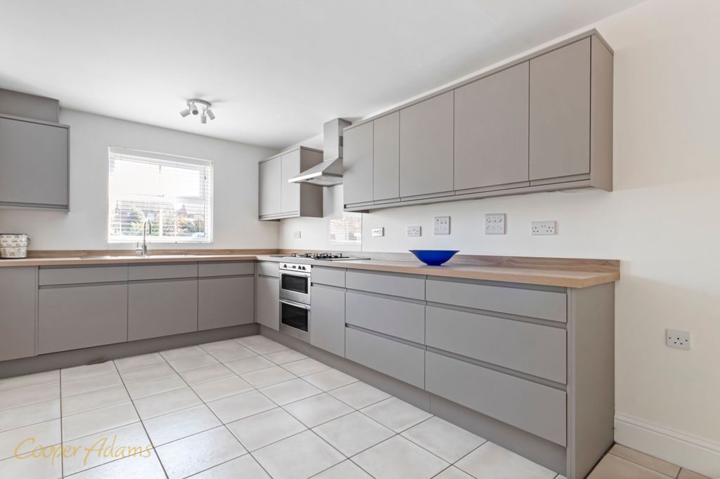 Property photo 3 of 12 Kitchen