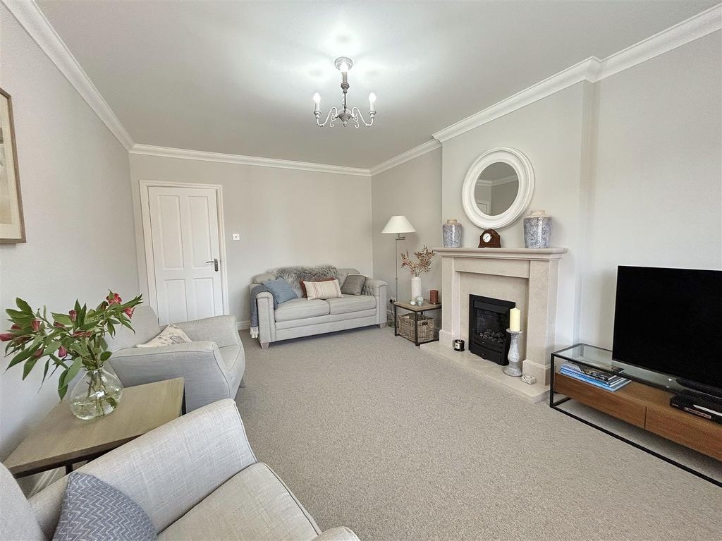 Property photo 3 of 27 Lounge