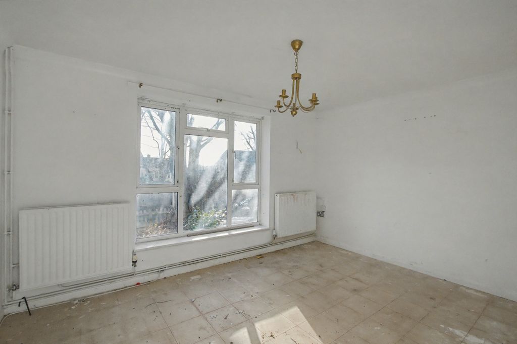 Property photo 3 of 16 107 Halcot Avenue, Bexleyheath, Kent, Da6 7Qa
