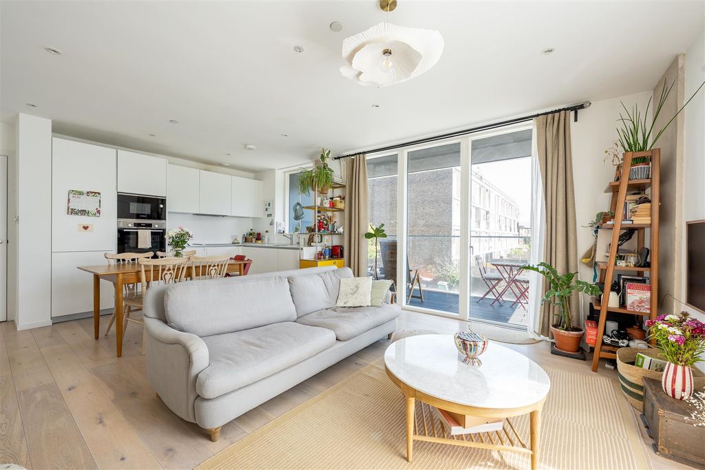 Property photo 2 of 20 Daley Street, E9