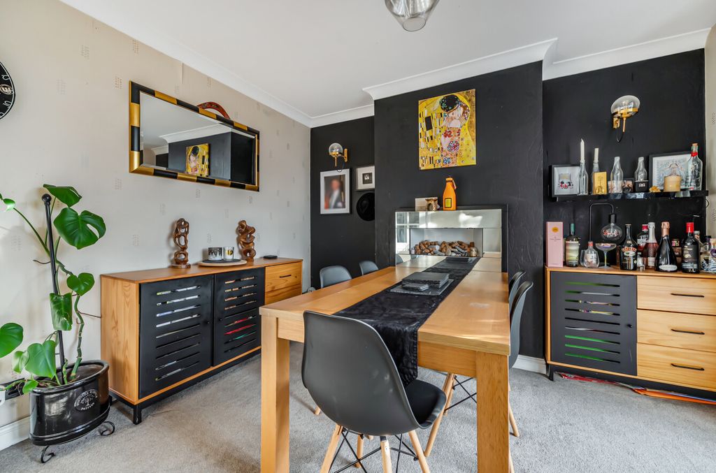 Property photo 3 of 13 1381052-15-692596...