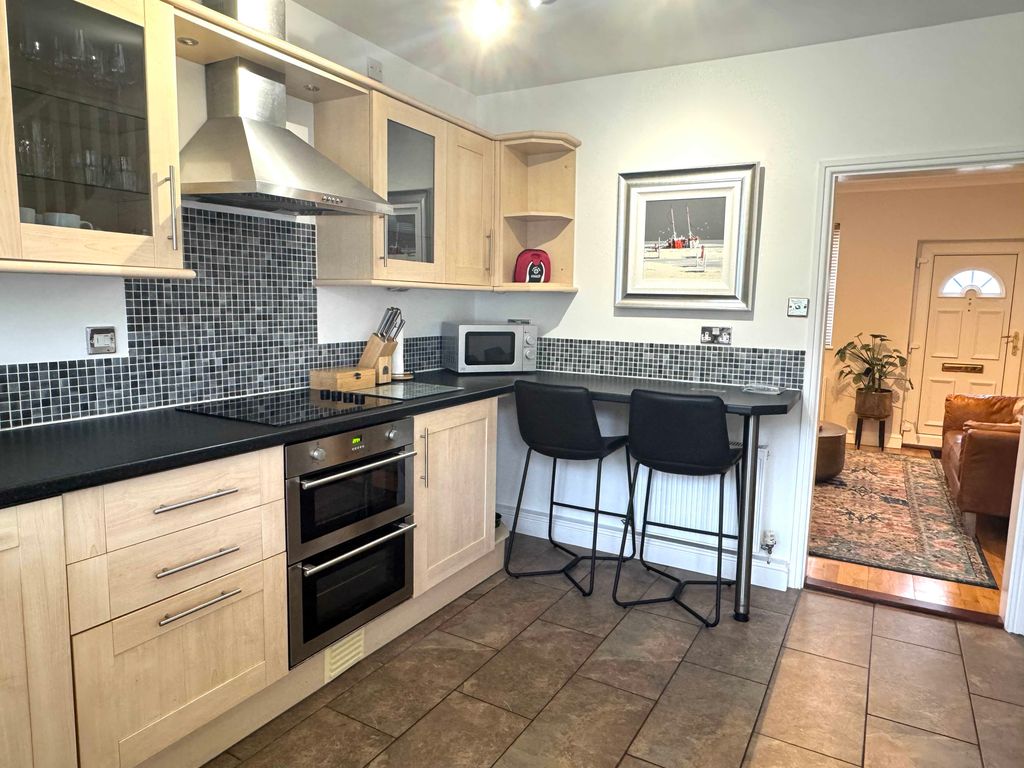 Property photo 2 of 10 Kitchen