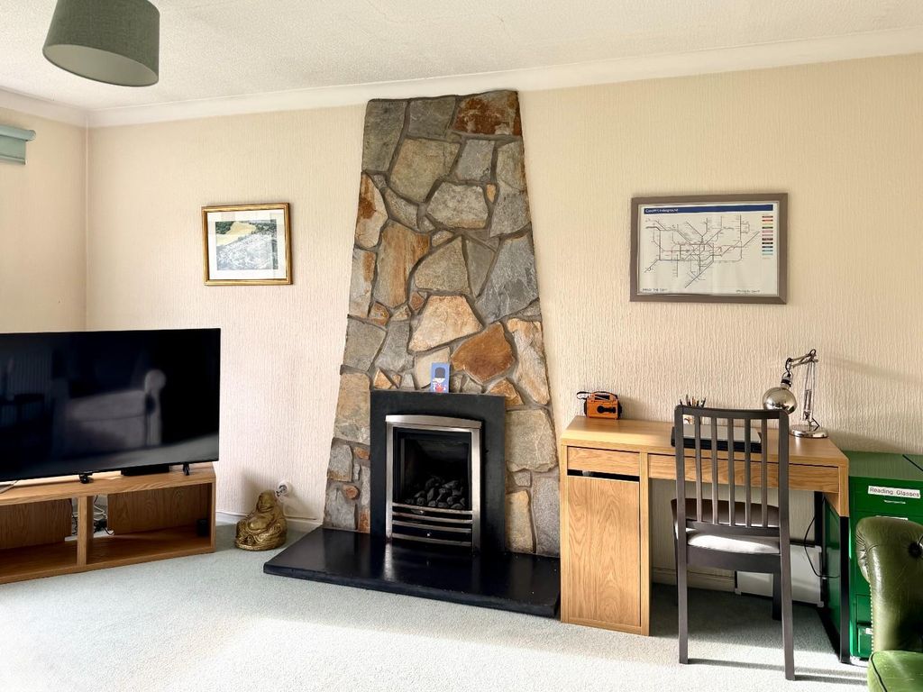 Property photo 3 of 22 Lounge