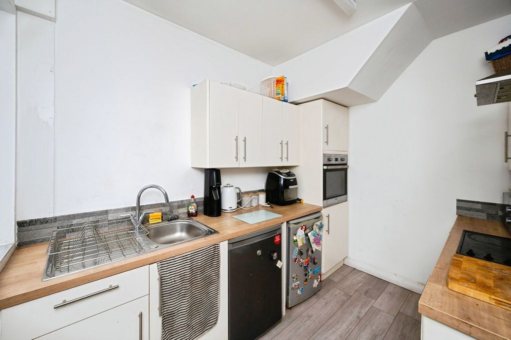 Property photo 3 of 19 Kitchen