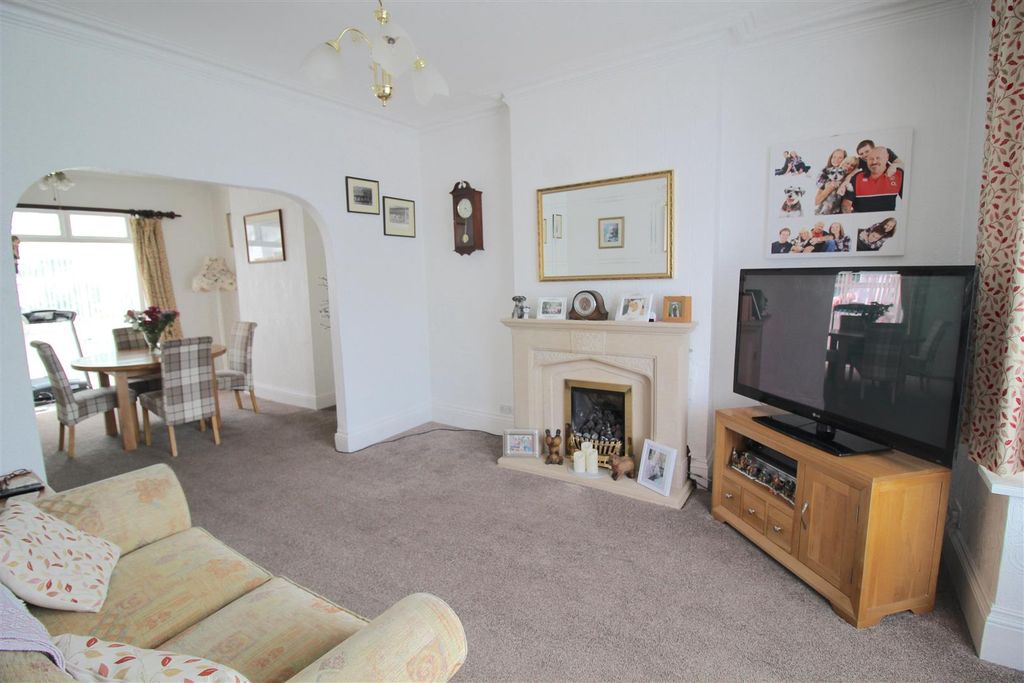 Property photo 2 of 14 Lounge