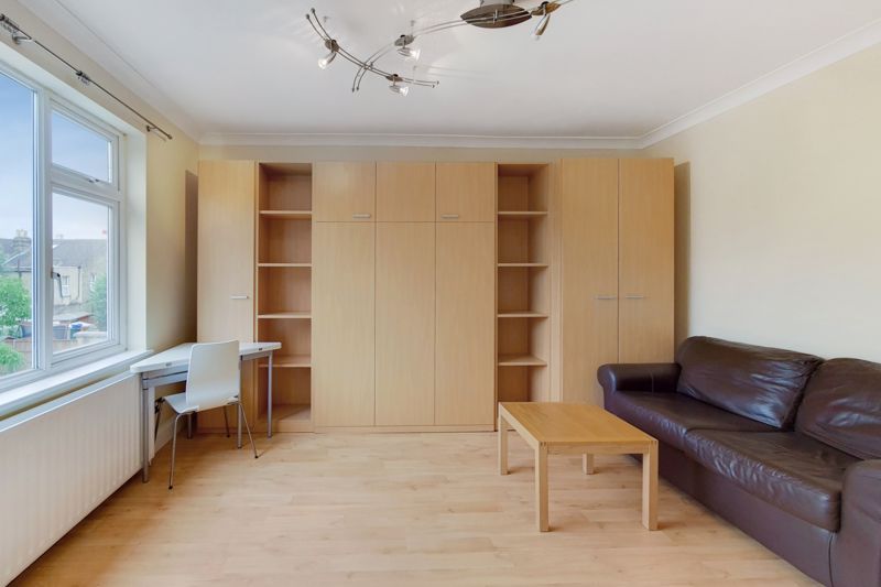 Property photo 3 of 10 Studio