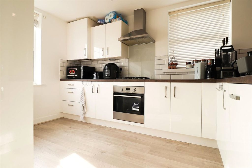 Property photo 3 of 18 Kitchen