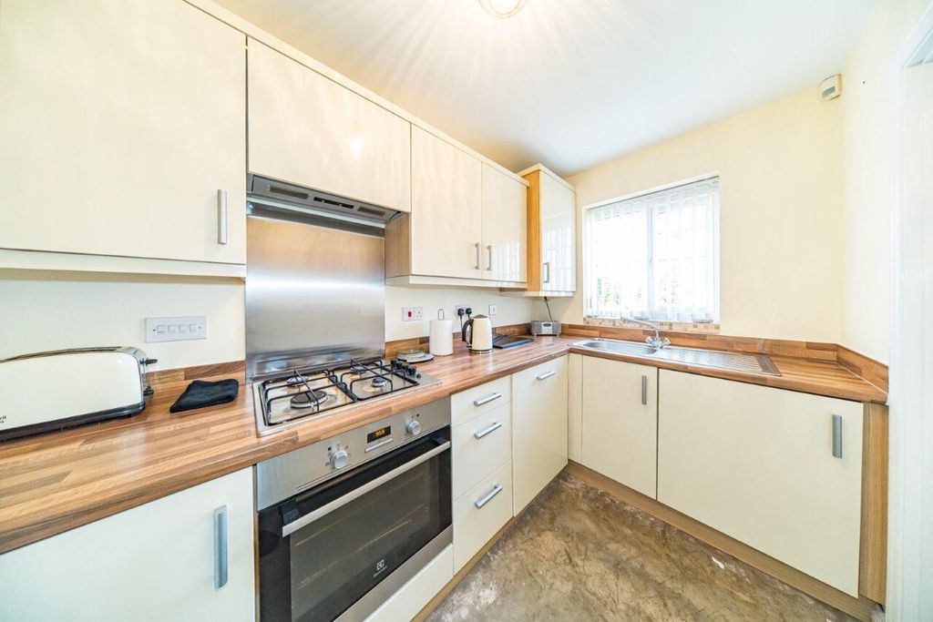 Property photo 3 of 17 15 Station Road Kitchen 2.Jpg