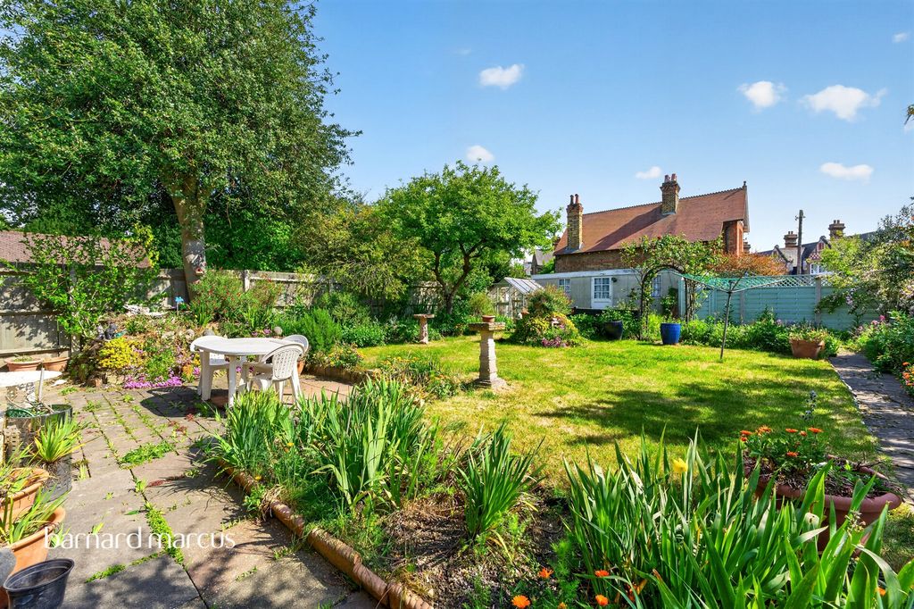 Additional image 4 of 7 bed detached house for saleHanworth Road, Feltham TW13