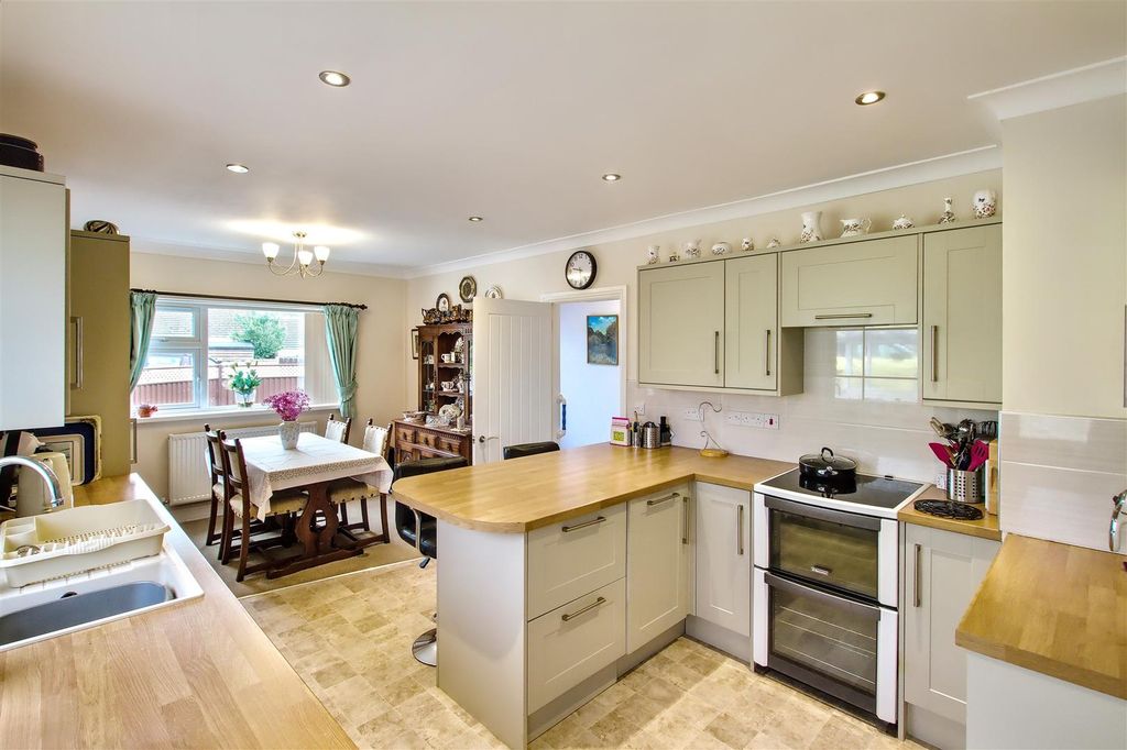 Property photo 2 of 34 Kitchen/Diner