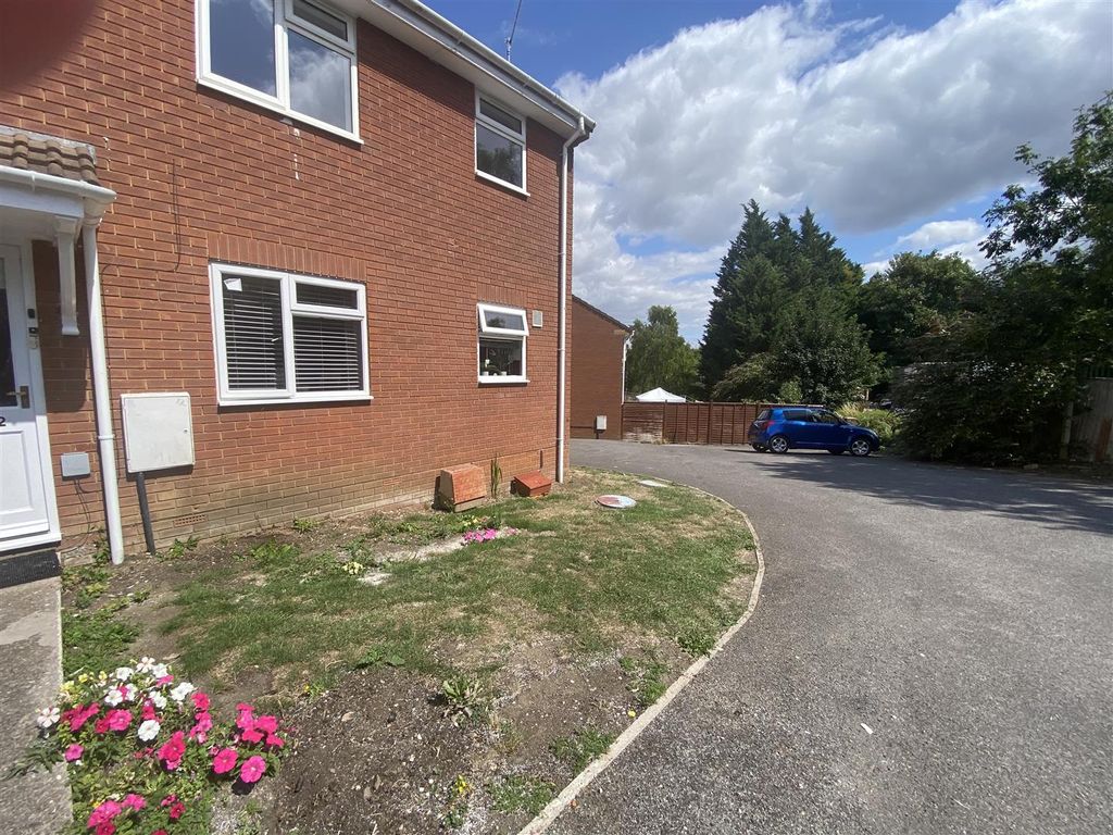 Property photo 1 of 8 First Floor Flat