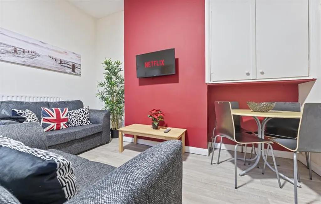 Apartment in Nottingham, Hyson Green - View 6