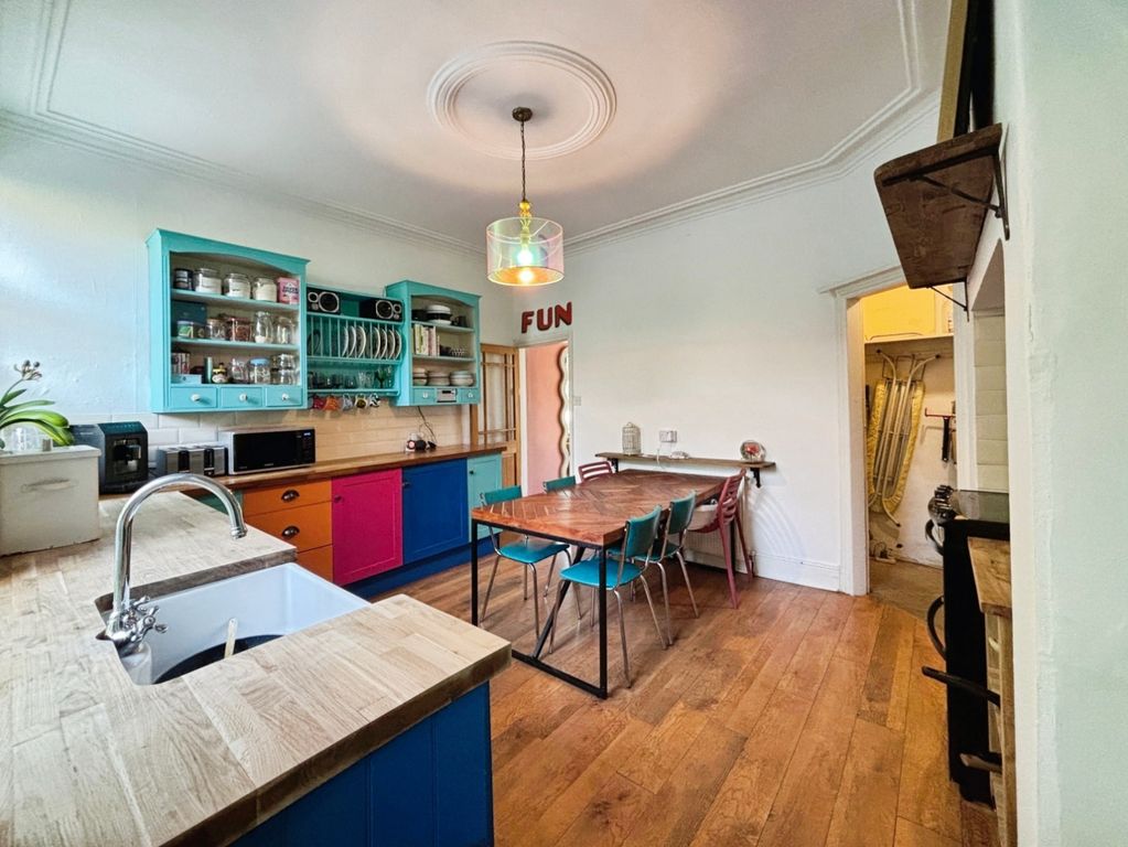 Property photo 3 of 20 Kitchen