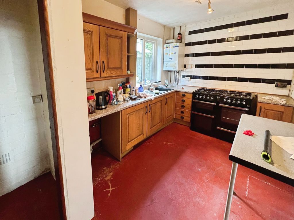 Property photo 3 of 17 Kitchen