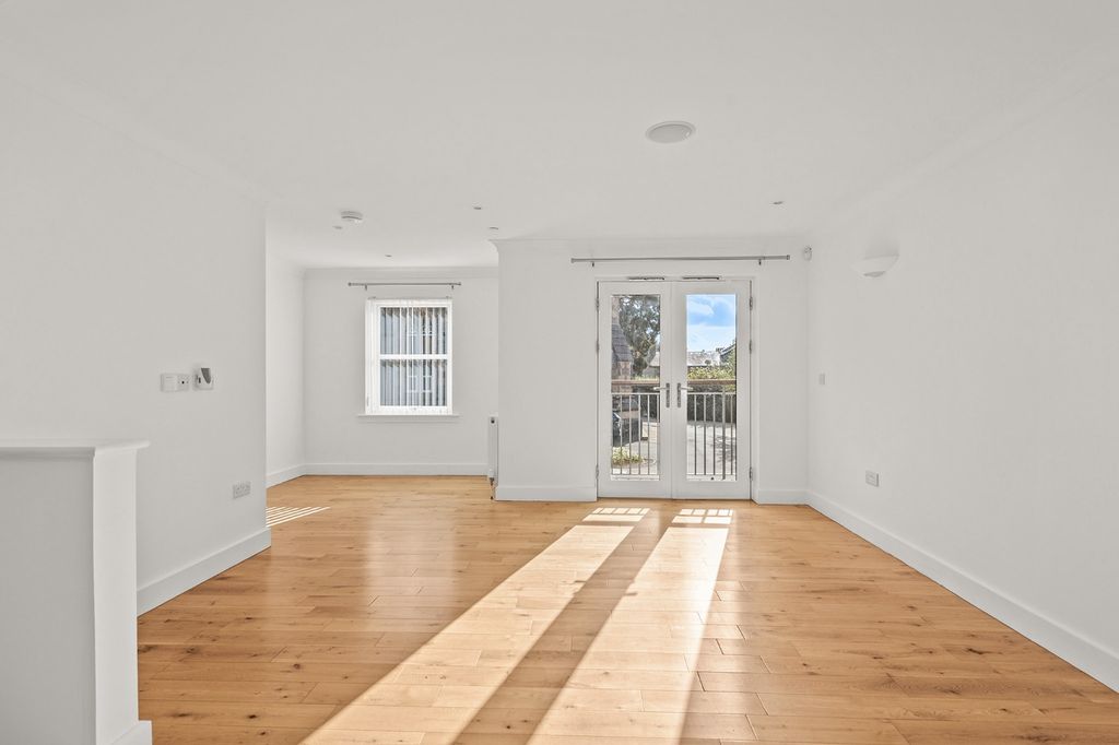 Property photo 2 of 31