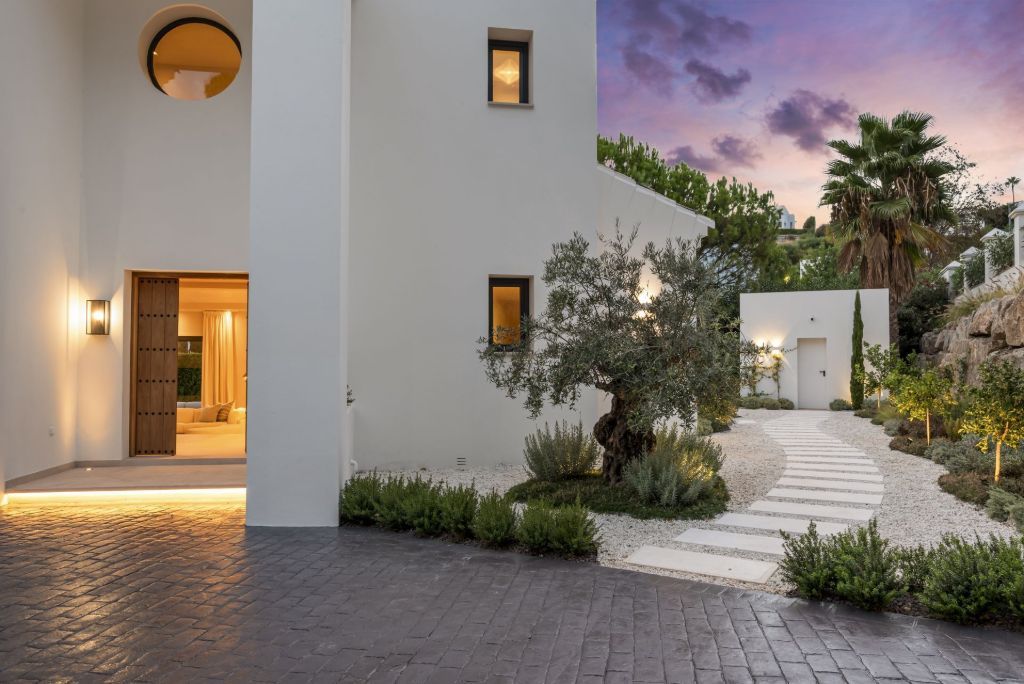 Property photo 2 of 20