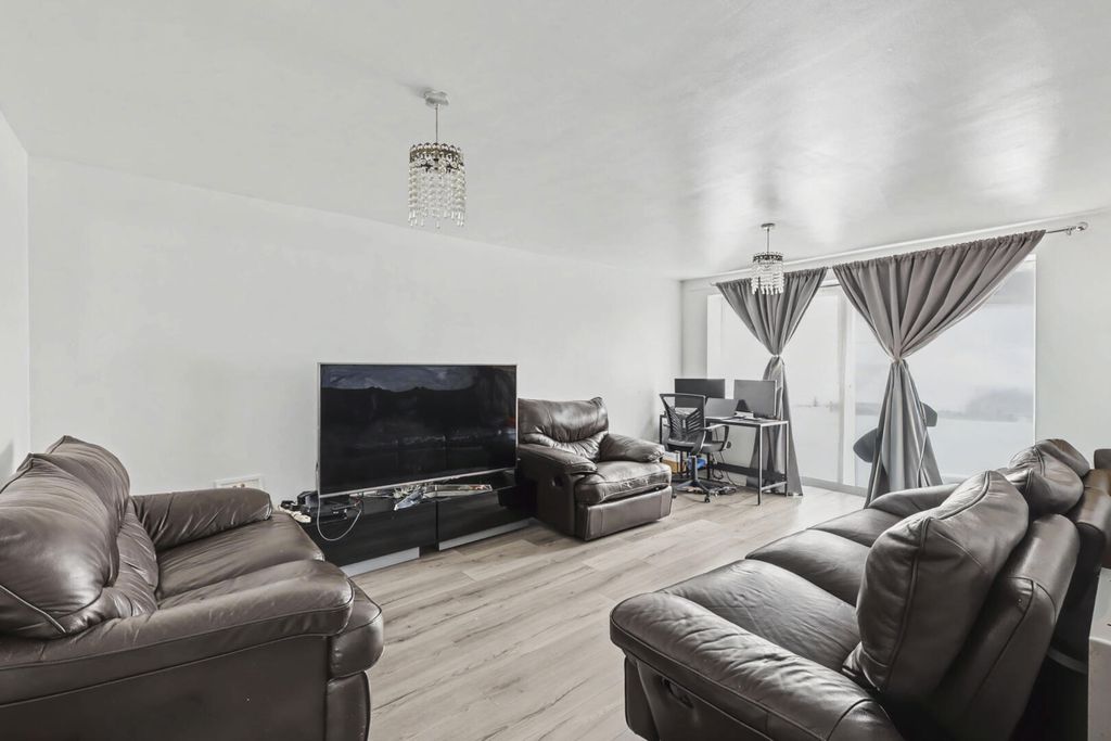 Property photo 2 of 11 Living Room
