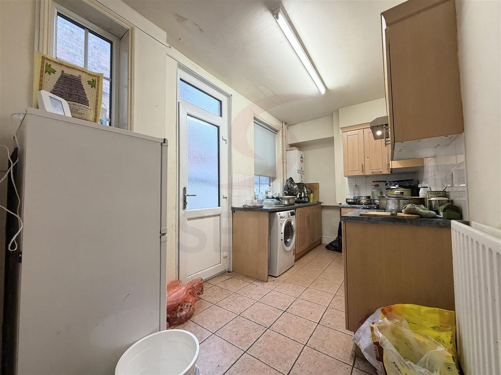 Property photo 3 of 7 Kitchen