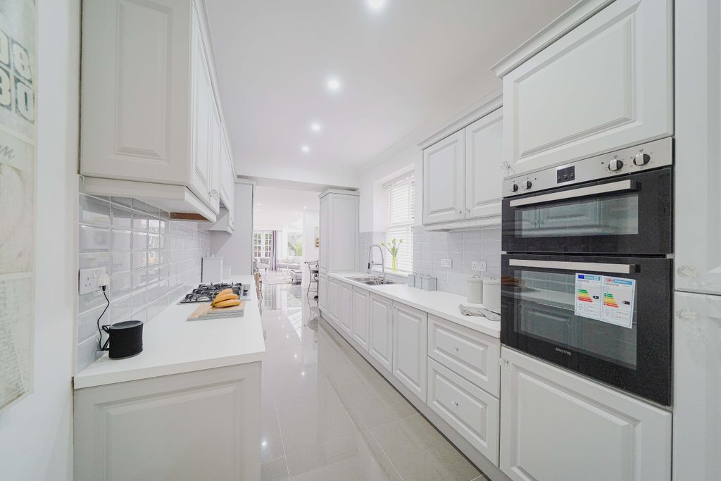 Property photo 2 of 25