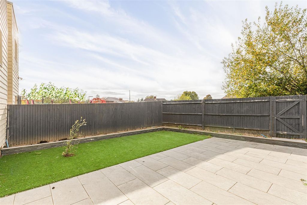 Property photo 2 of 18 Private Garden