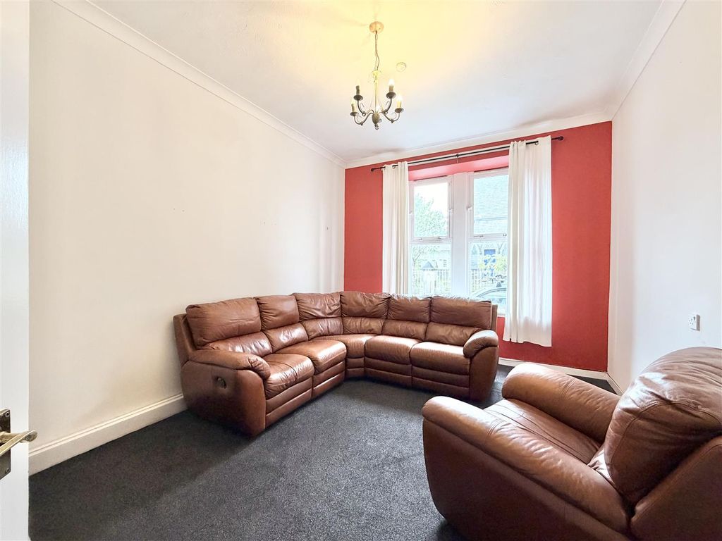 Property photo 2 of 11 Lounge