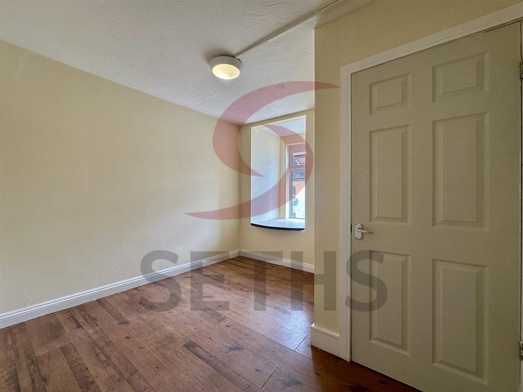 Property photo 1 of 6 Bedroom