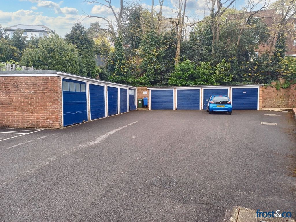 Property photo 2 of 10 Parkside Ct Garage