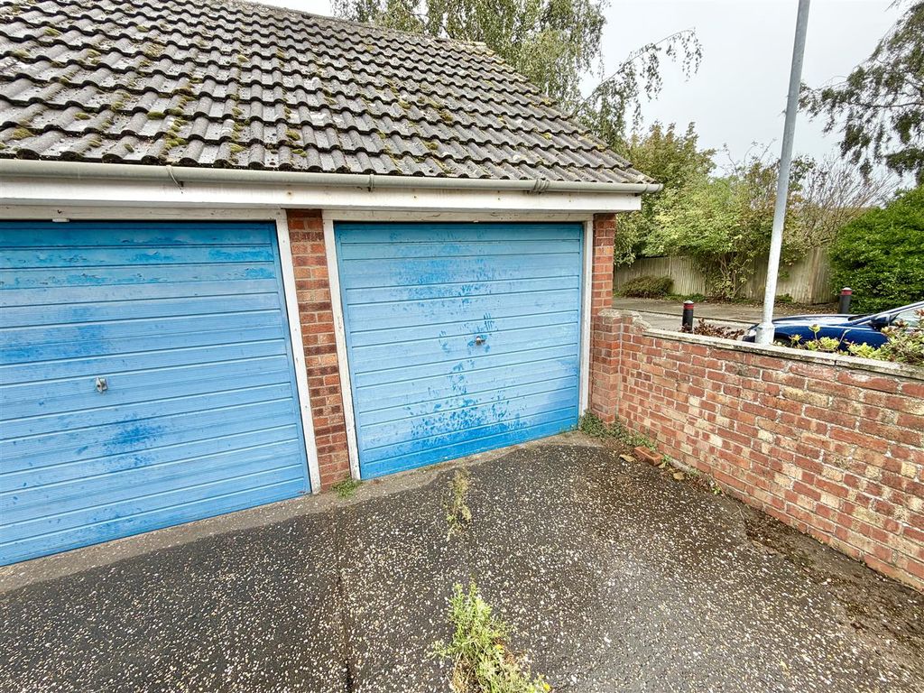 Property photo 2 of 11 Garage
