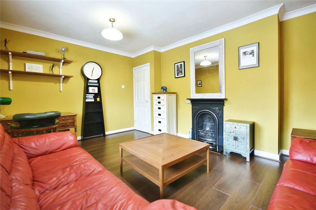 Property photo 3 of 16 Lounge
