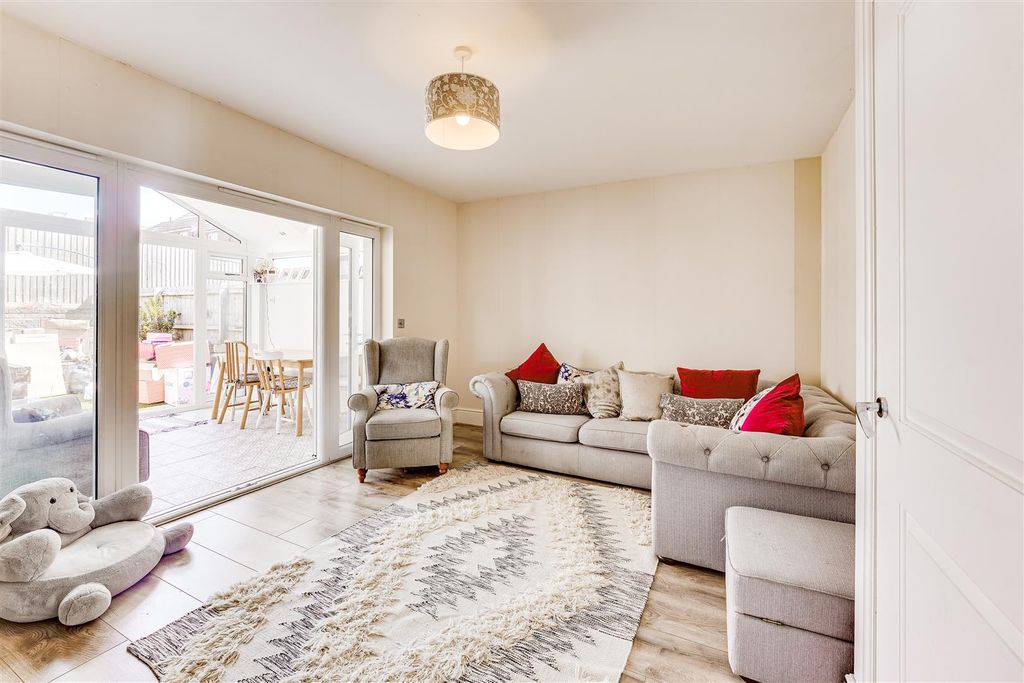 Property photo 3 of 23 47 Manor Road, Barton Seagrave (16 Of 34).Jpg