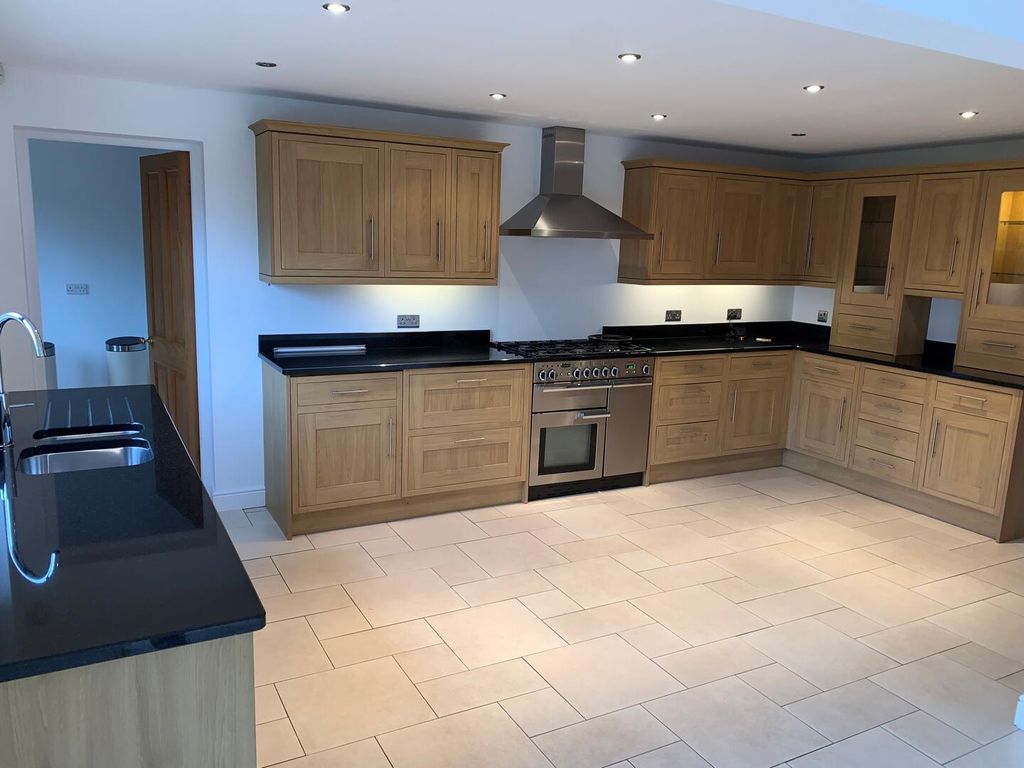 Property photo 3 of 11 Kitchen