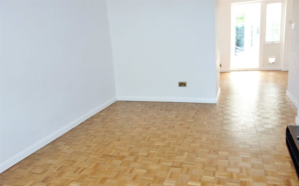 Property photo 3 of 18 Photo 02