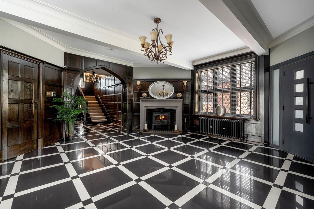 Property photo 3 of 38 Entrance Hall