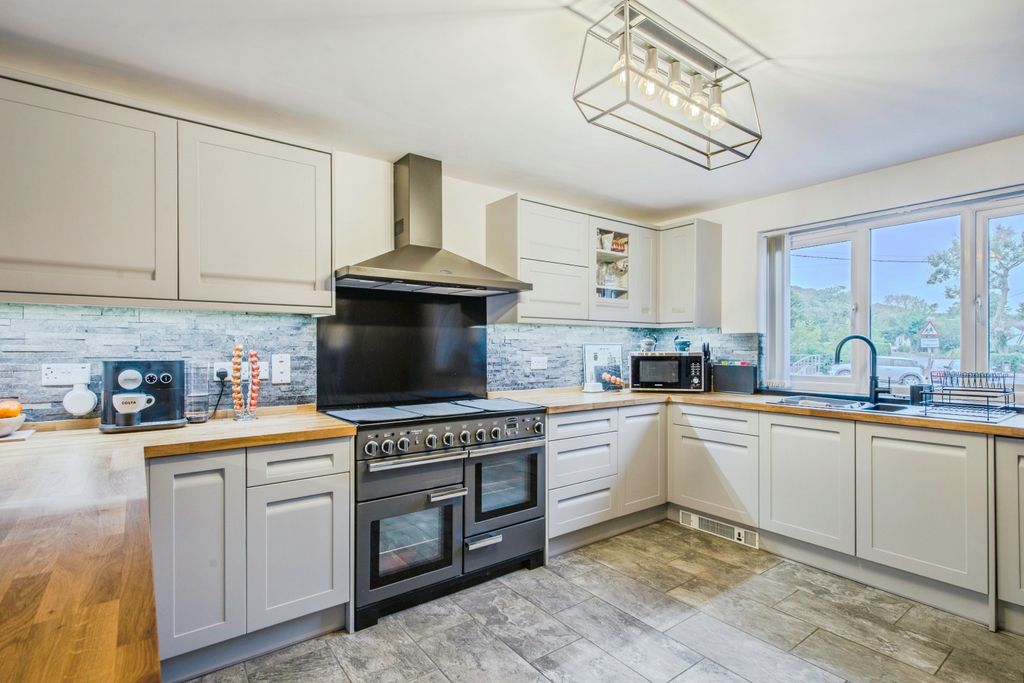 Property photo 2 of 18 Kitchen