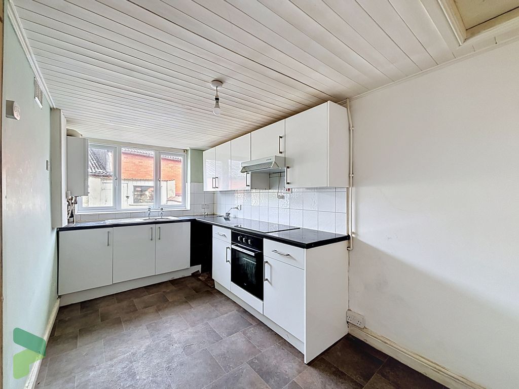 Property photo 1 of 10 Fitted Kitchen