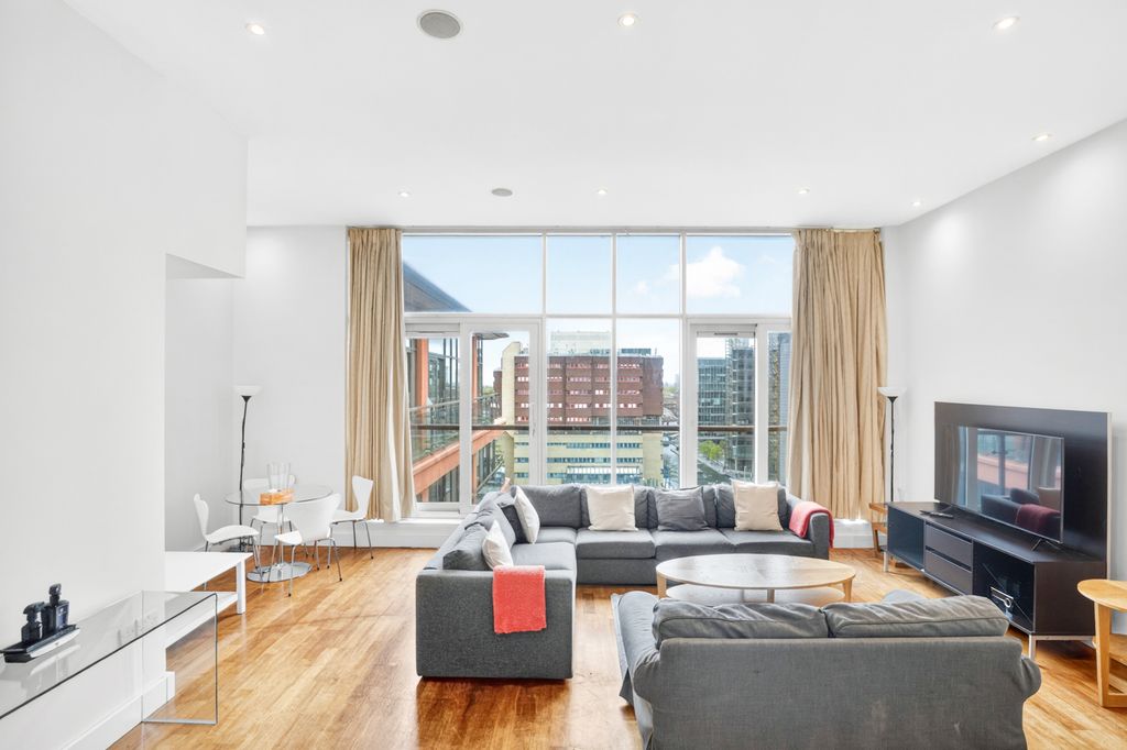 Property photo 3 of 17 Living Room