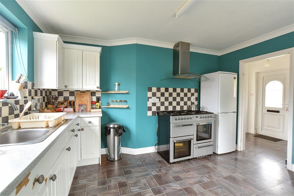 Property photo 3 of 10 Kitchen