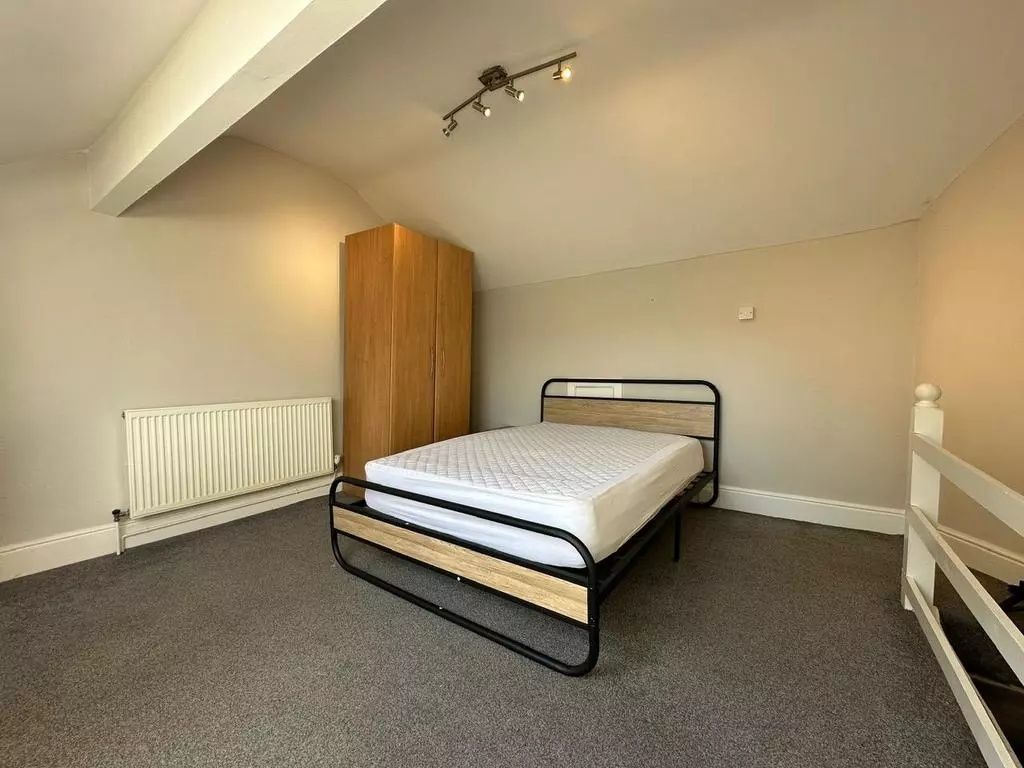 Property photo 3 of 16 A Bright And Tidy Double Bedroom Featuring A Moder...