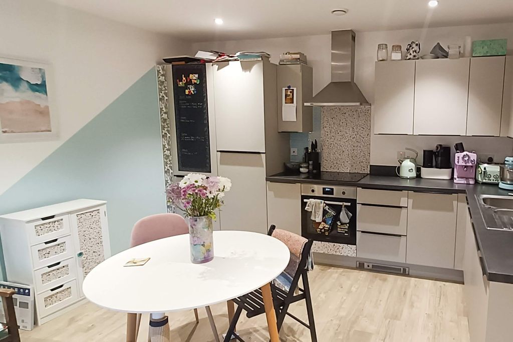 Property photo 3 of 10 152 Wilson House - Kitchen.Jpg