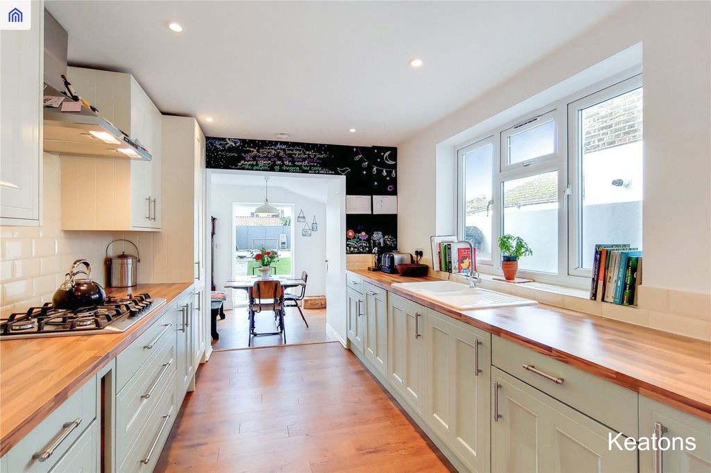 Property photo 3 of 15 Kitchen