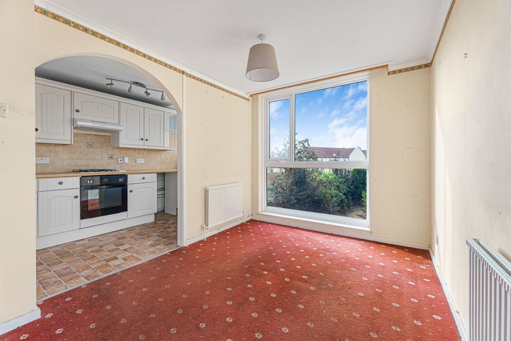 Property photo 2 of 10 31 Plane Tree Way-8.Jpg